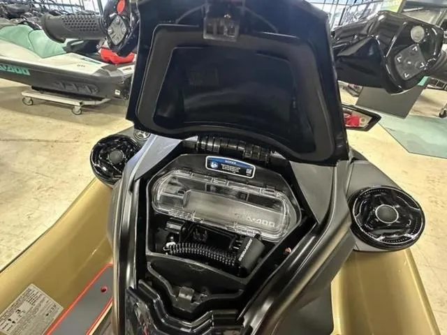 Slide: The Image of Sea-Doo RXT-X 2025 - 19