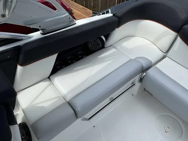 Slide: The Image of MasterCraft XT23 2017 - 10