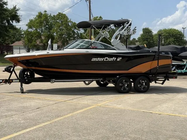 Slide: The Image of MasterCraft XT23 2017 - 15