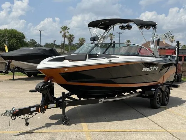 Slide: The Image of MasterCraft XT23 2017 - 16