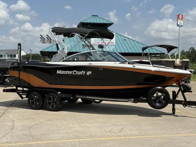 Slide: The Image of MasterCraft XT23 2017 - 18