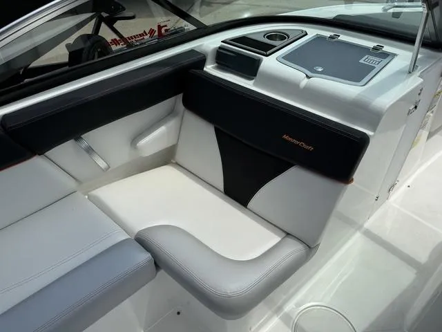 Slide: The Image of MasterCraft XT23 2017 - 7