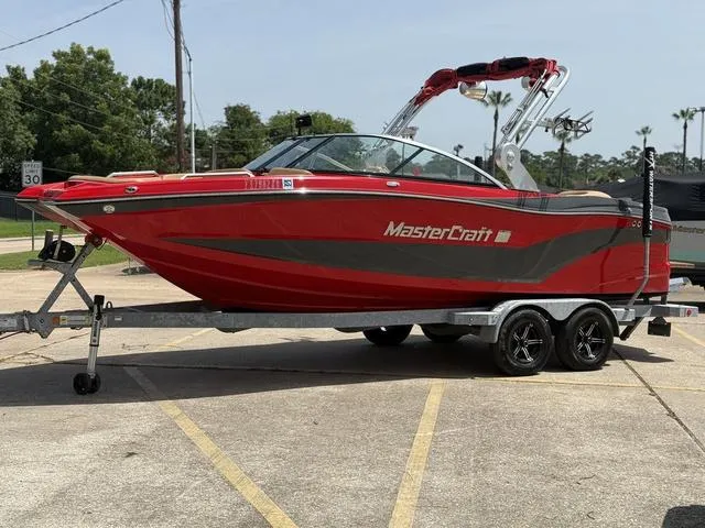 Slide: The Image of MasterCraft XT22 2021 - 1