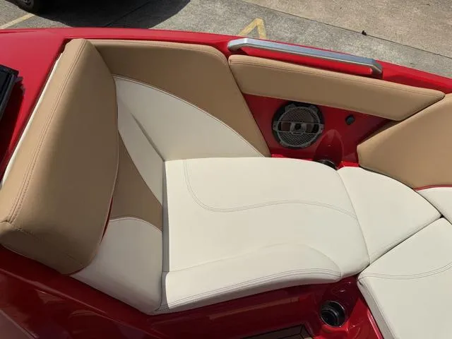 Slide: The Image of MasterCraft XT22 2021 - 12