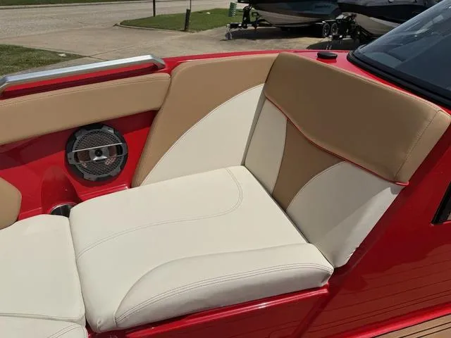 Slide: The Image of MasterCraft XT22 2021 - 14