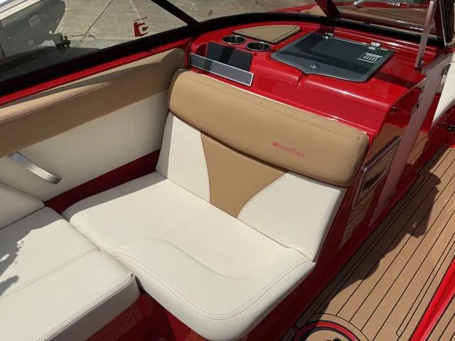 Slide: The Image of MasterCraft XT22 2021 - 15