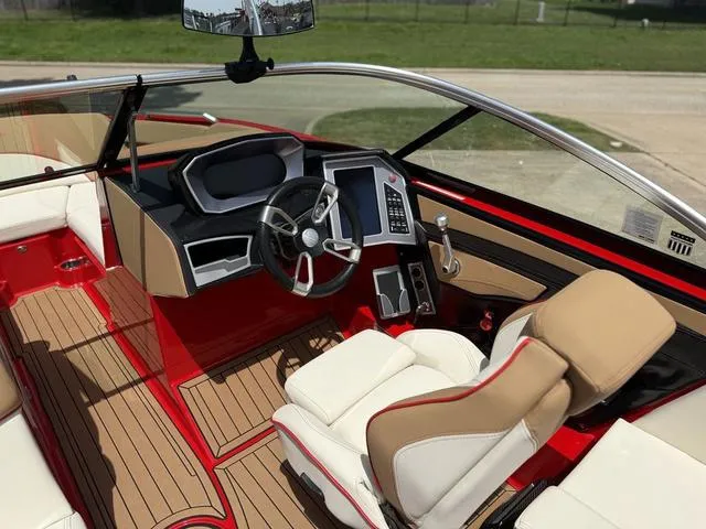 Slide: The Image of MasterCraft XT22 2021 - 2