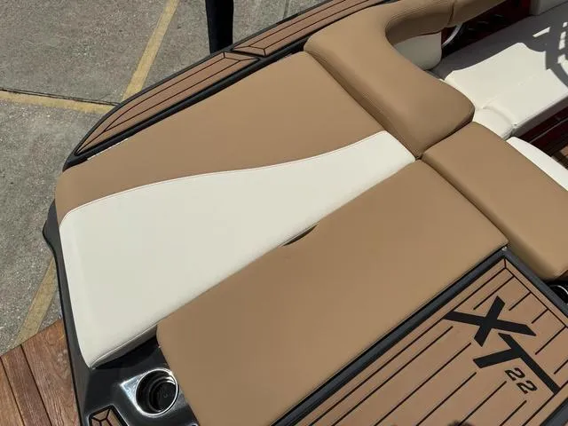 Slide: The Image of MasterCraft XT22 2021 - 21