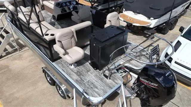 Slide: The Image of Crest Classic 200 SF Tritoon 2025 - 3