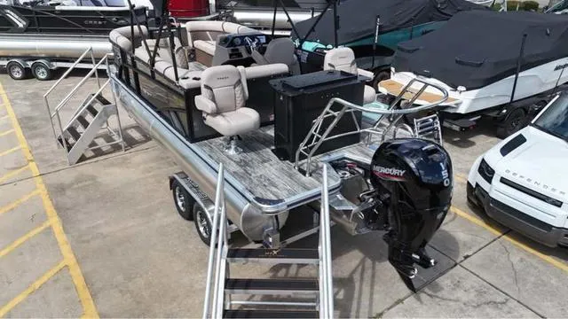 Slide: The Image of Crest Classic 200 SF Tritoon 2025 - 5