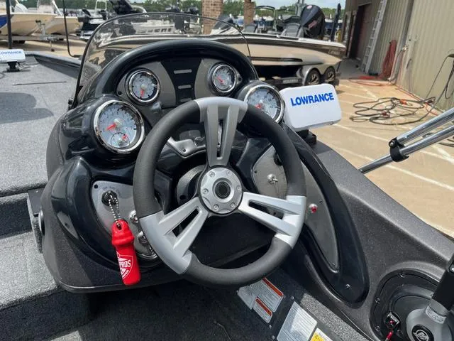 Slide: The Image of Tracker Pro 190TE 2024 - 17