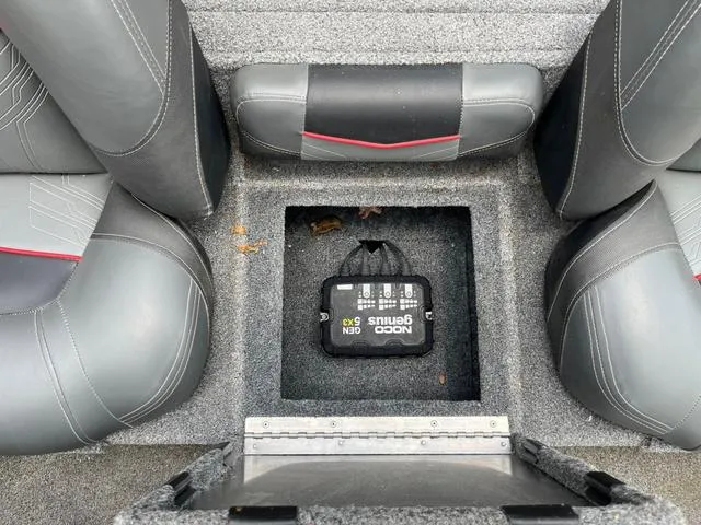 Slide: The Image of Tracker Pro 190TE 2024 - 25