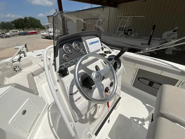 Slide: The Image of Tracker 2150 CC 2020 - 10