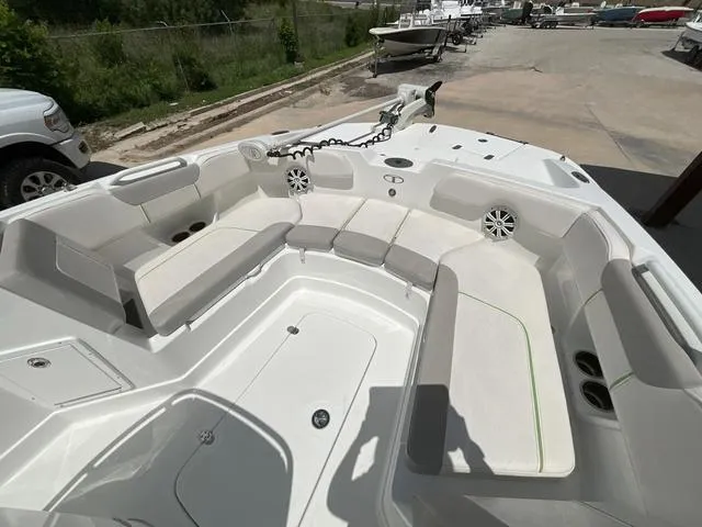 Slide: The Image of Tracker 2150 CC 2020 - 12