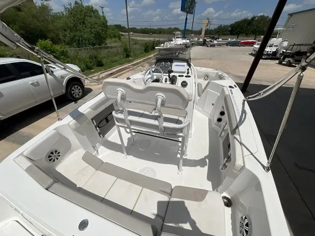 Slide: The Image of Tracker 2150 CC 2020 - 6