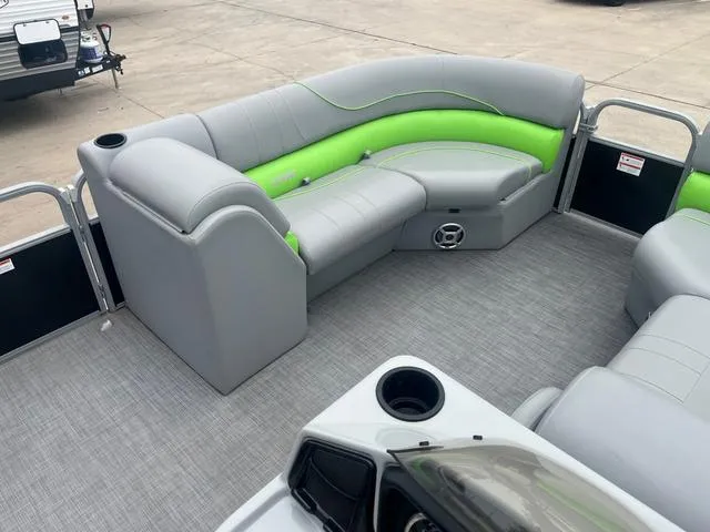 Slide: The Image of Lowe SS210WT 2021 - 14