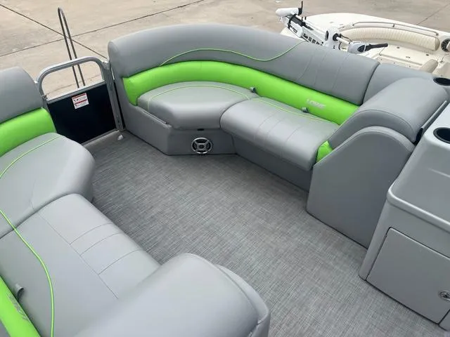 Slide: The Image of Lowe SS210WT 2021 - 15