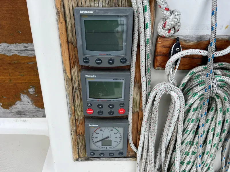 Slide: The Image of Sailing instruments and ropes on a 1986 Pearson 33-2 yacht. - 13