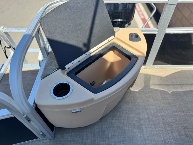 Slide: The Image of 2019 Sun Tracker Fishin' Barge 20 DLX livewell with open lid and cup holder. - 16
