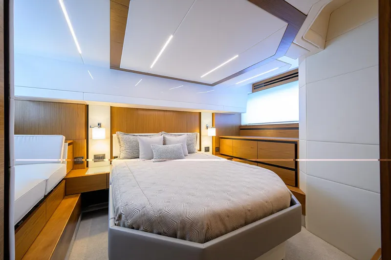 Slide: The Image of Tiara 49 DEBBIE'S DIAMOND - Master Stateroom - 13