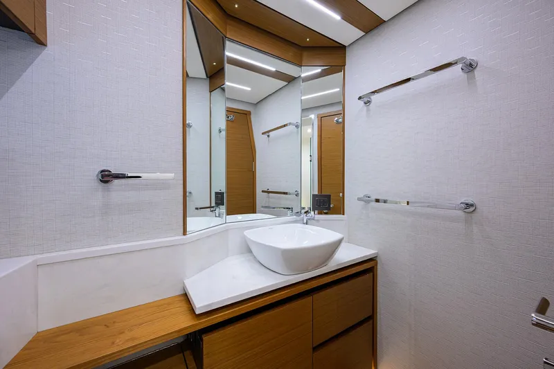 Slide: The Image of Tiara 49 DEBBIE'S DIAMOND - Master Head - 19