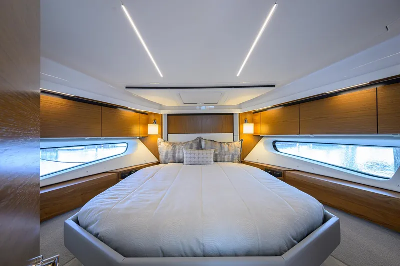 Slide: The Image of Tiara 49 DEBBIE'S DIAMOND - Forward Stateroom - 20