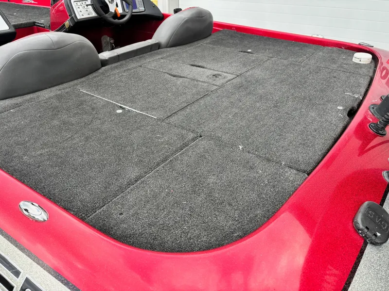 Slide: The Image of 2007 Skeeter ZX 200 boat interior with red trim and carpeted deck. - 11