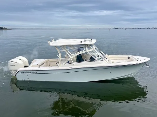 Slide: The Image of Grady-White Freedom 285 2026 - 25