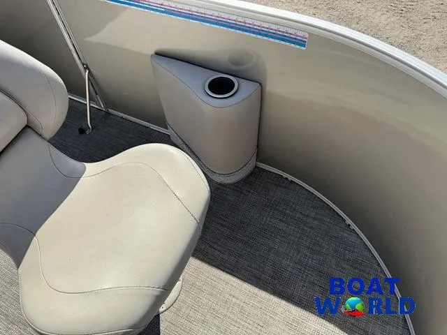 Slide: The Image of Sylvan 820 4-PT Pontoon 2016 - 14