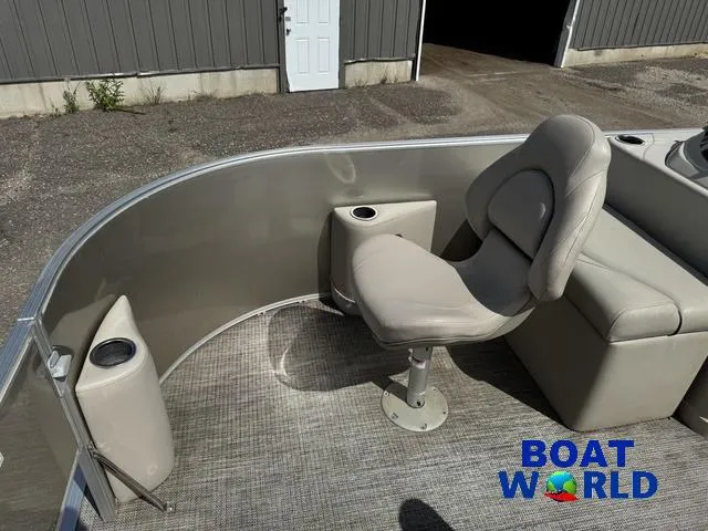 Slide: The Image of Sylvan 820 4-PT Pontoon 2016 - 16