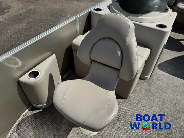 Slide: The Image of Sylvan 820 4-PT Pontoon 2016 - 17