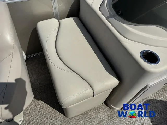 Slide: The Image of Sylvan 820 4-PT Pontoon 2016 - 18