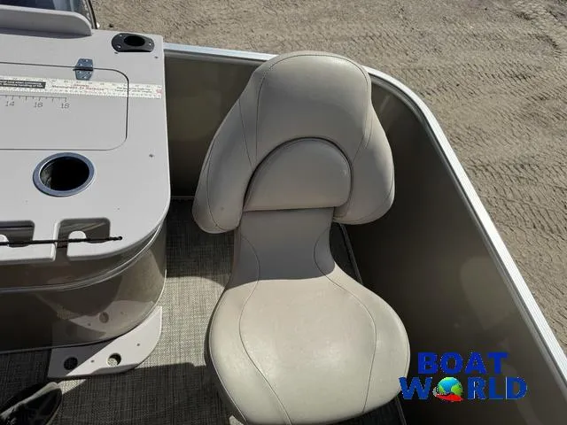 Slide: The Image of Sylvan 820 4-PT Pontoon 2016 - 38