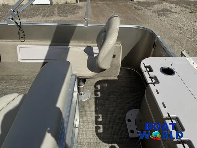 Slide: The Image of Sylvan 820 4-PT Pontoon 2016 - 41