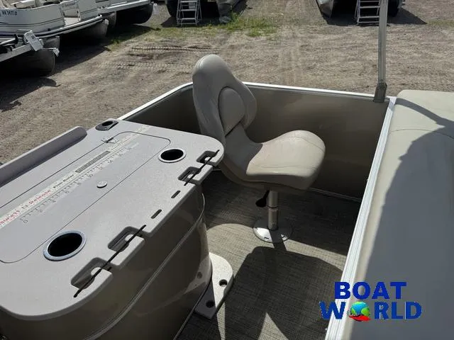 Slide: The Image of Sylvan 820 4-PT Pontoon 2016 - 42