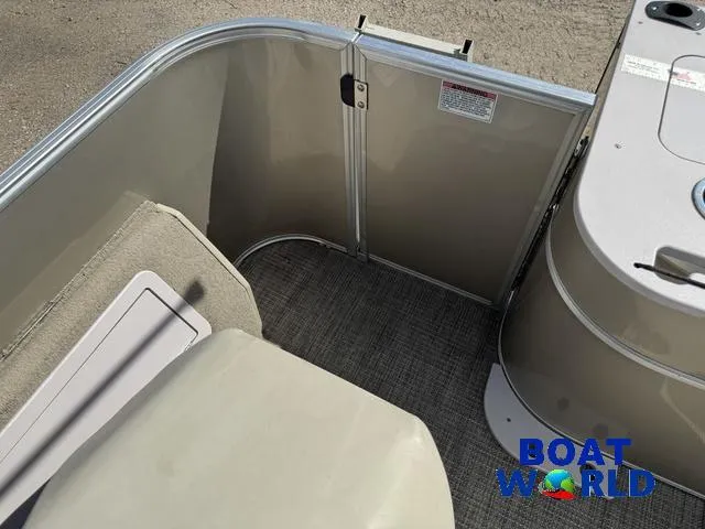 Slide: The Image of Sylvan 820 4-PT Pontoon 2016 - 43