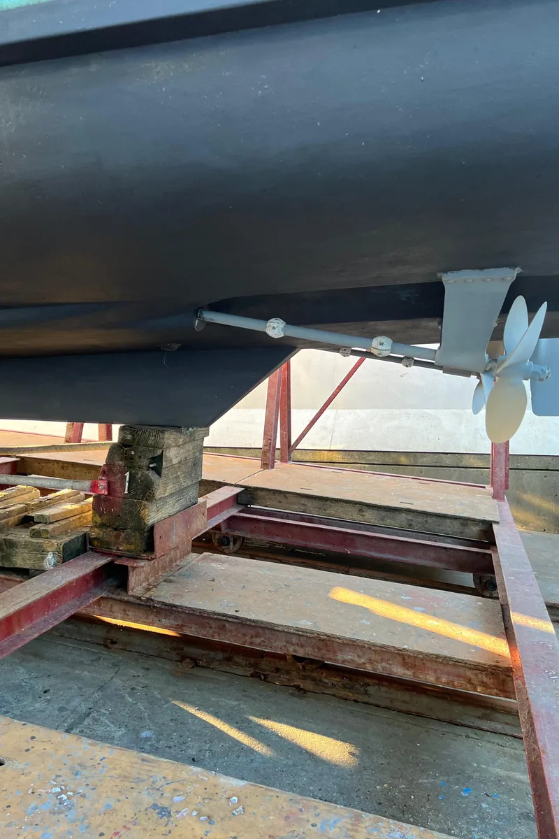 Slide: The Image of 1988 Bayliner 4588 yacht hull and propeller on dry dock for maintenance. - 44