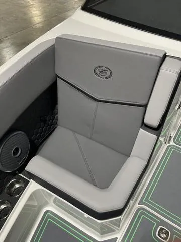 Slide: The Image of Cobalt R8 Surf 2024 - 11