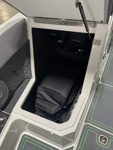 Slide: The Image of Cobalt R8 Surf 2024 - 12