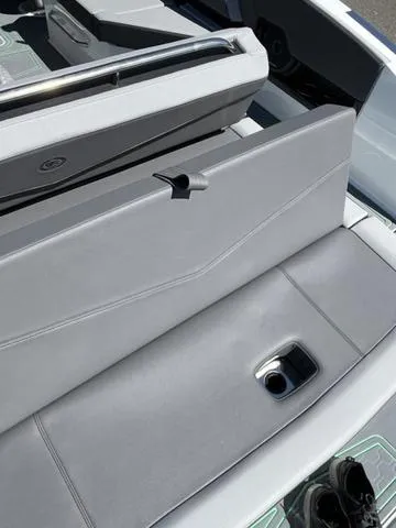 Slide: The Image of Cobalt R8 Surf 2024 - 28