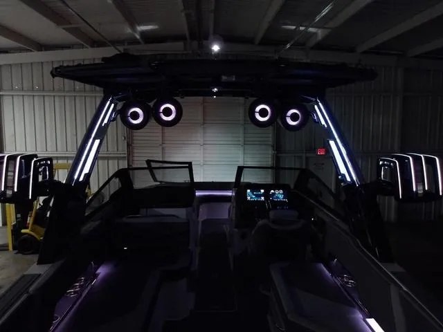 Slide: The Image of Cobalt R8 Surf 2024 - 37