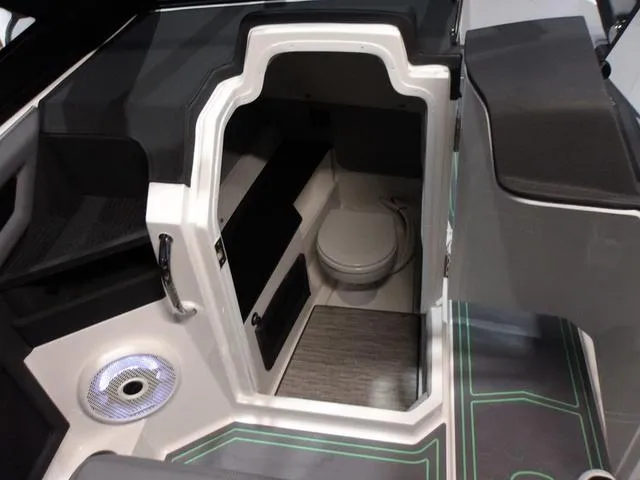 Slide: The Image of Cobalt R8 Surf 2024 - 70