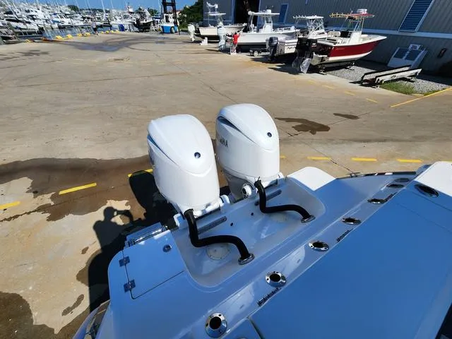Slide: The Image of Robalo Center Console R270 Trailer included 2024 - 10