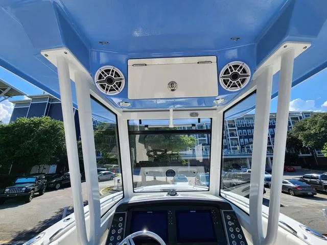 Slide: The Image of Robalo Center Console R270 Trailer included 2024 - 13