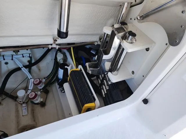 Slide: The Image of Robalo Center Console R270 Trailer included 2024 - 17