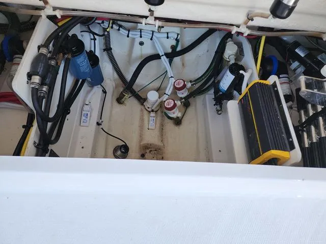 Slide: The Image of Robalo Center Console R270 Trailer included 2024 - 18