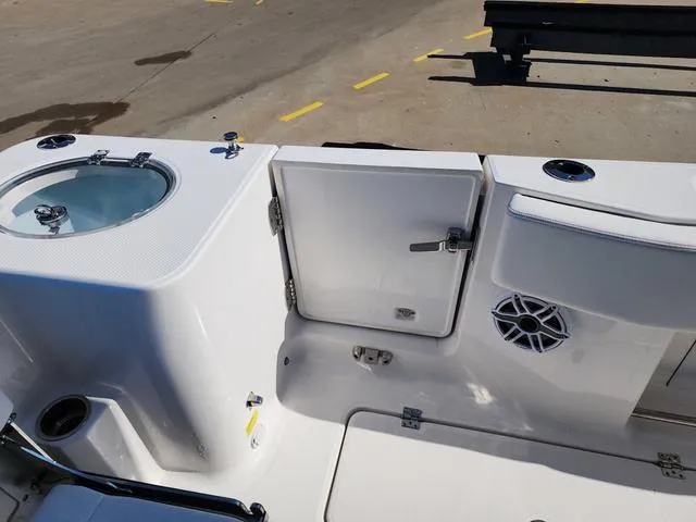 Slide: The Image of Robalo Center Console R270 Trailer included 2024 - 21