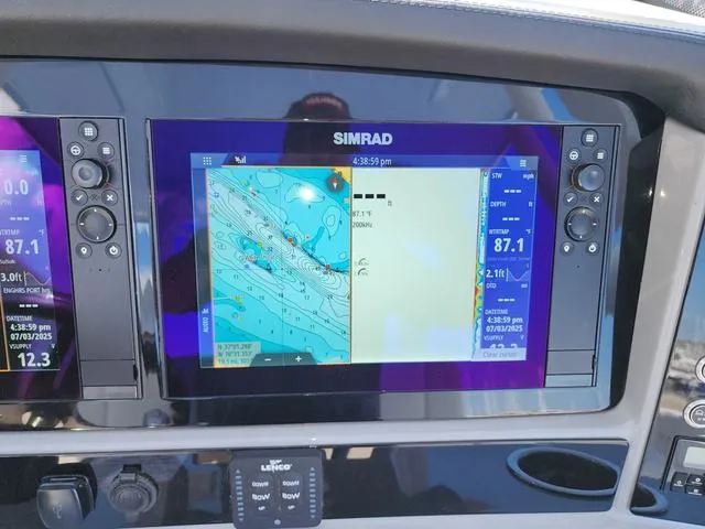 Slide: The Image of Robalo Center Console R270 Trailer included 2024 - 35