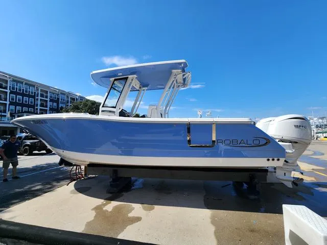 Slide: The Image of Robalo Center Console R270 Trailer included 2024 - 4