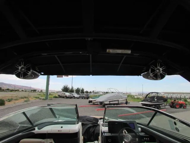 Slide: The Image of Sea Ray SLX 260 Surf 2026 - 9